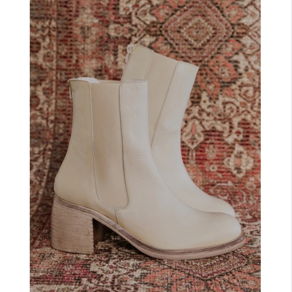 NWOB Free People Essential Chelsea Boots
